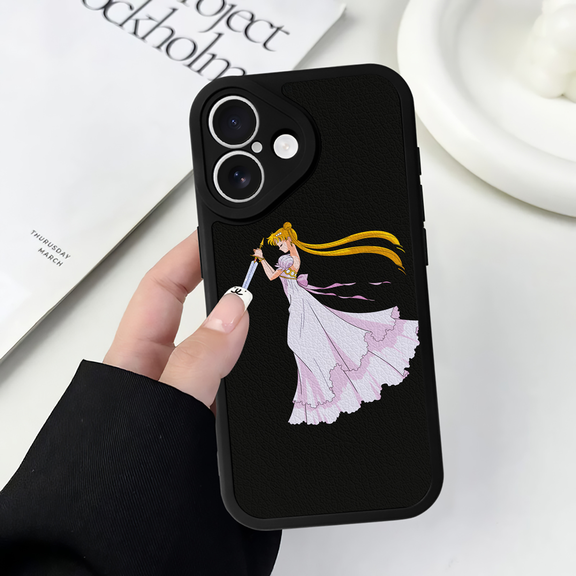 （画像用） 美少女戦士セーラームーン 愛野 美奈子 あいの みなこ Sailor Moon Aino Minako 【iPhone 16シリーズ対応】シリコンスマホケース（レザー調） 材質：シリコン